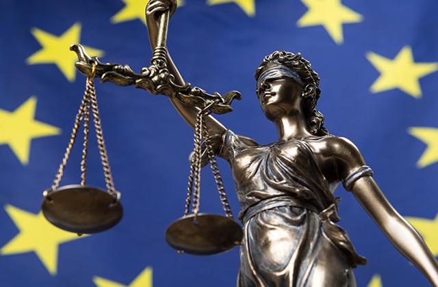 Justitia vor der Flagge der Europäischen Union